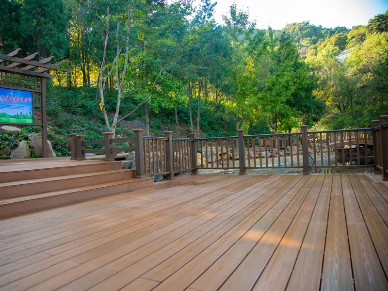 Canada public park viewing deck featuring bulk composite decking from a leading WPC decking factory.