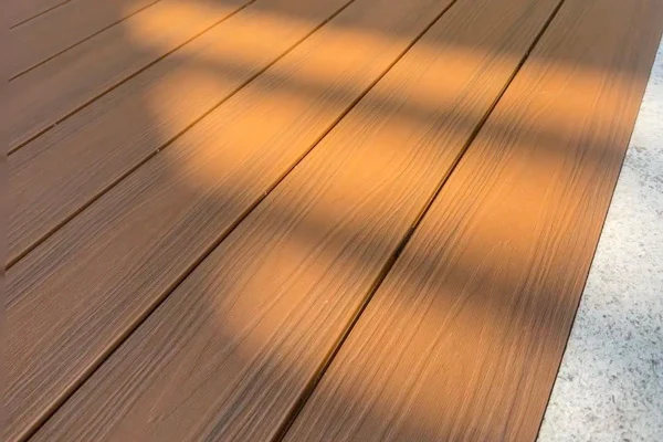 Fade resistant composite boards by an experienced WPC decking manufacturer under sunlight